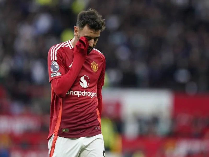 记者:18岁前锋莱西未入选曼联本场名单,阿莫林决定征召舍什科